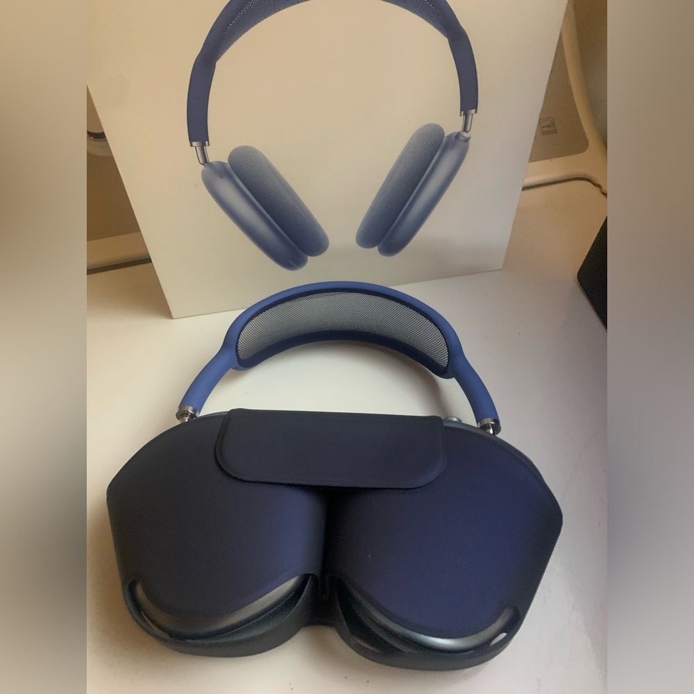 BRAND NEW NEVER USED AIRPOD MAX - SKY BLUE